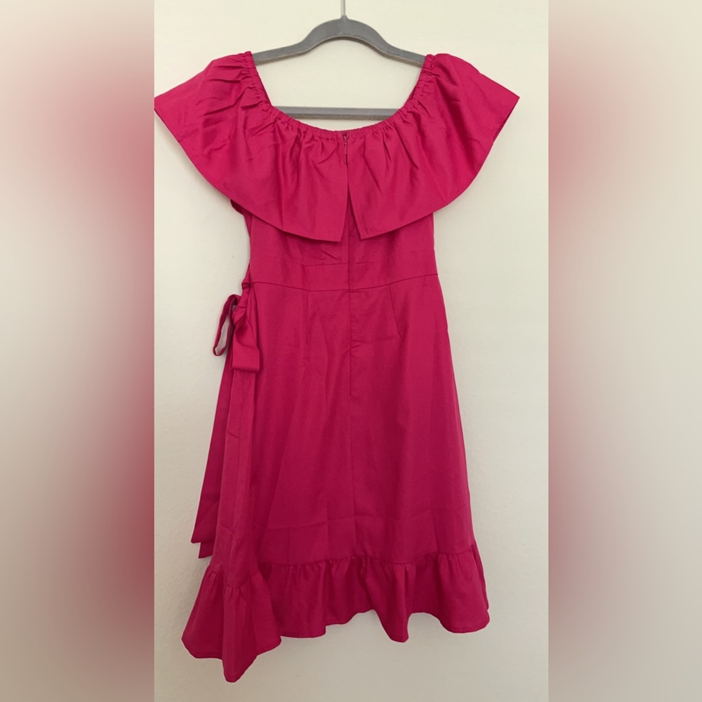 Gorgeous hot pink Closette chic off the shoulder mini dress. Size Small